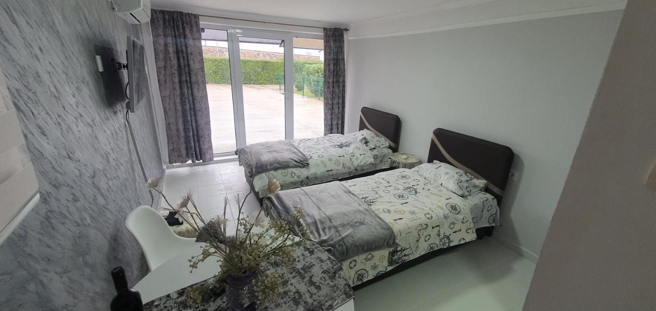 Cozzy Apartment Near The Aiport Podgorica Luaran gambar